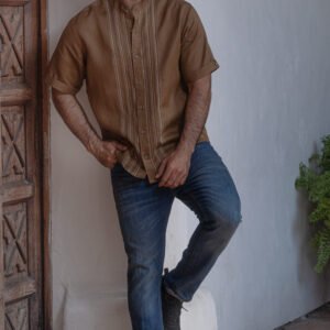 guayabera manga corta color tabaco en ramie nombre y orgullo