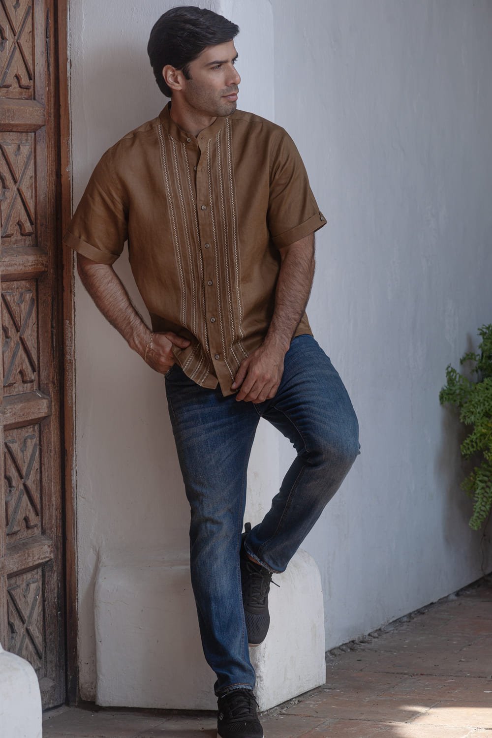 Guayaberas y Camisas para el Día del Padre 4 guayabera manga corta color tabaco en ramie nombre y orgullo