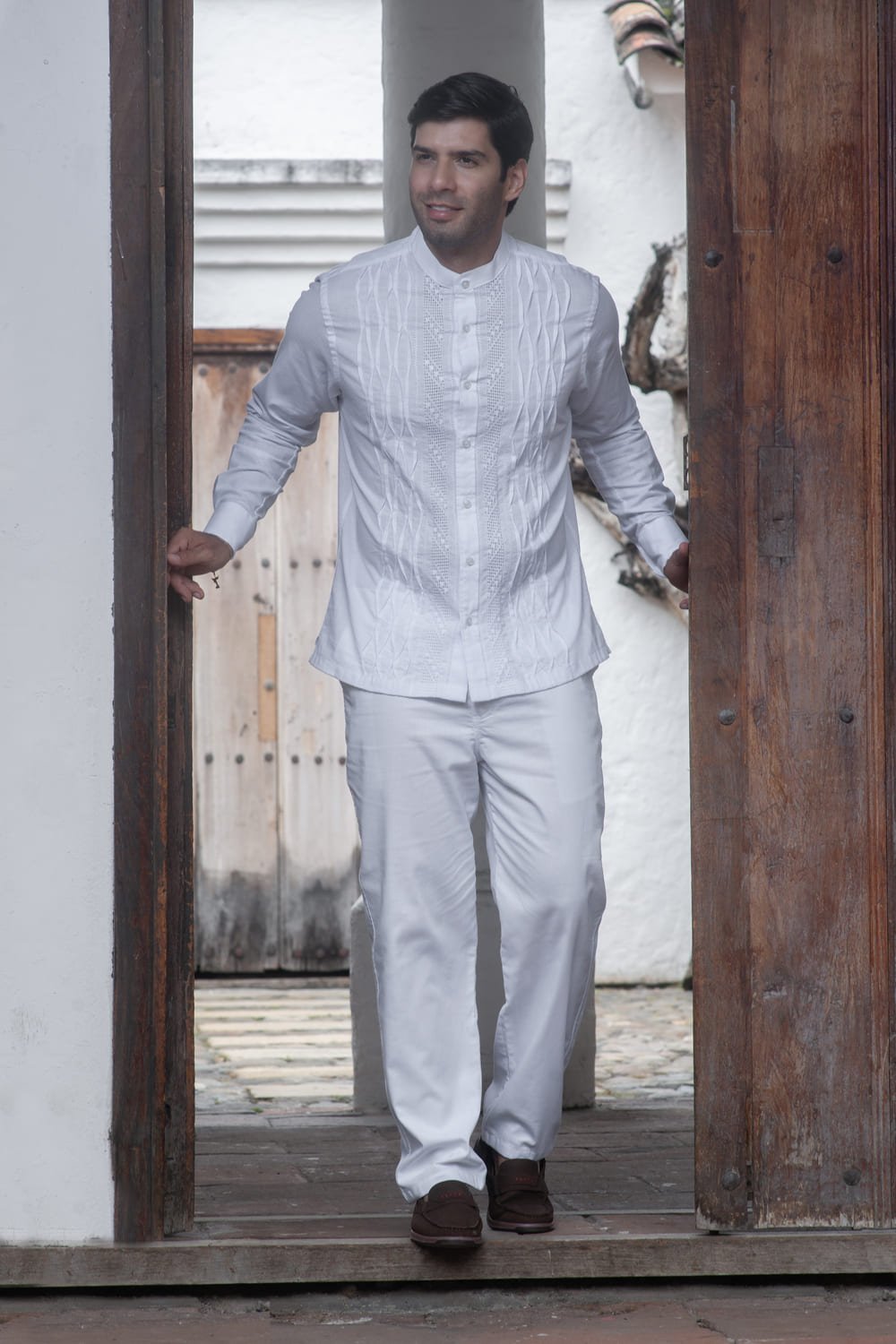 Guayaberas y Camisas para el Día del Padre 22 guayabera manga larga blanca en lino alma heredada