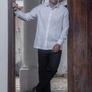 guayabera o camisa blanca con bordado sutil vinculo eterno